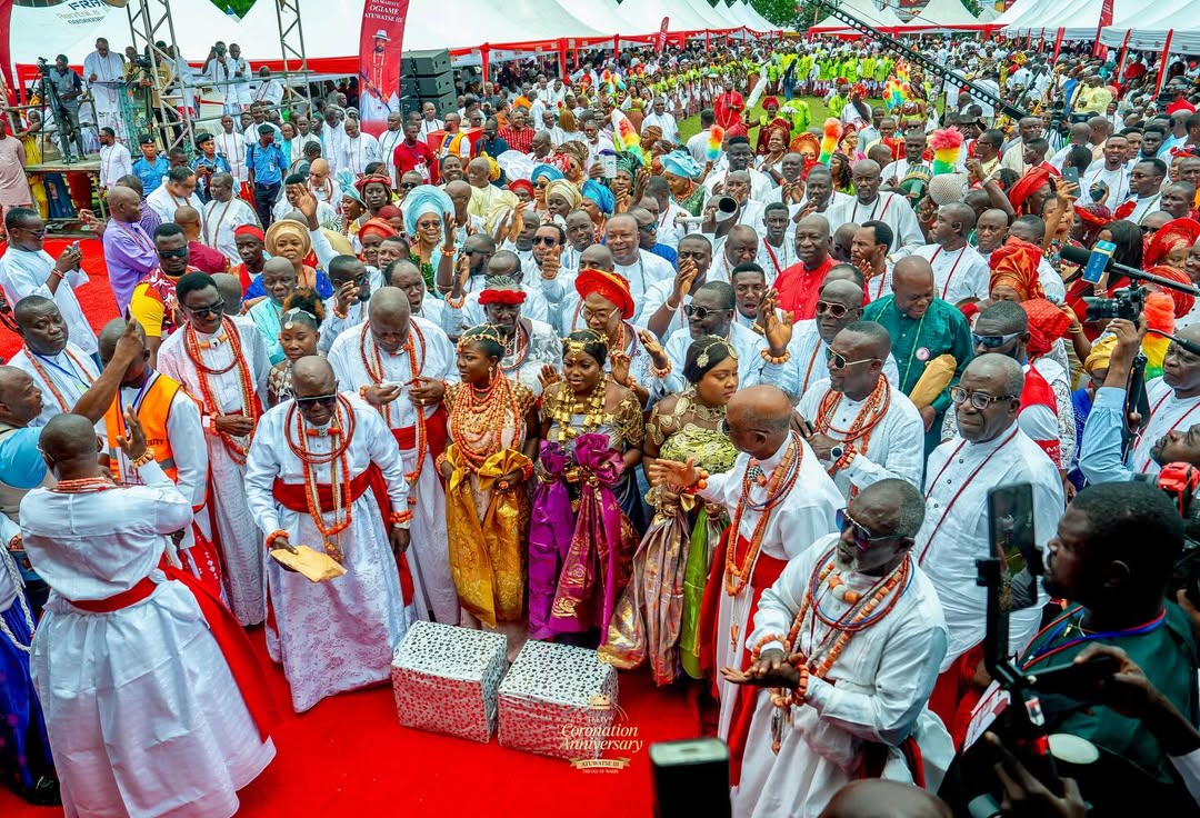 Homage-paying ceremony in progress