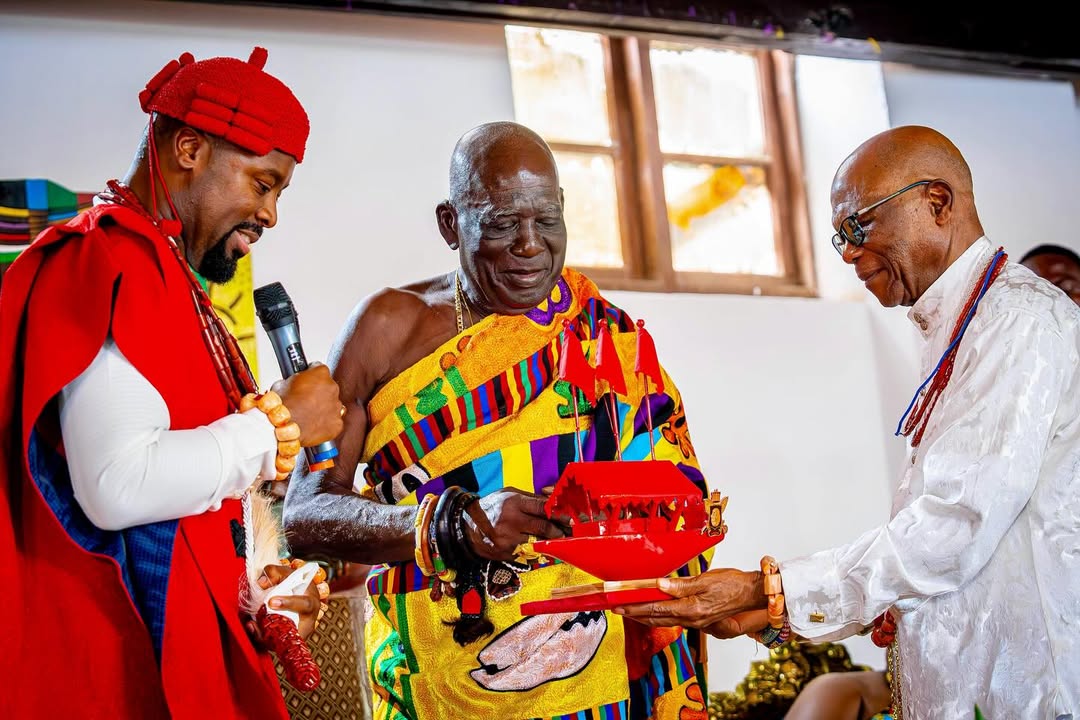 Cape Coast chiefs with Ogiame Atuwatse III