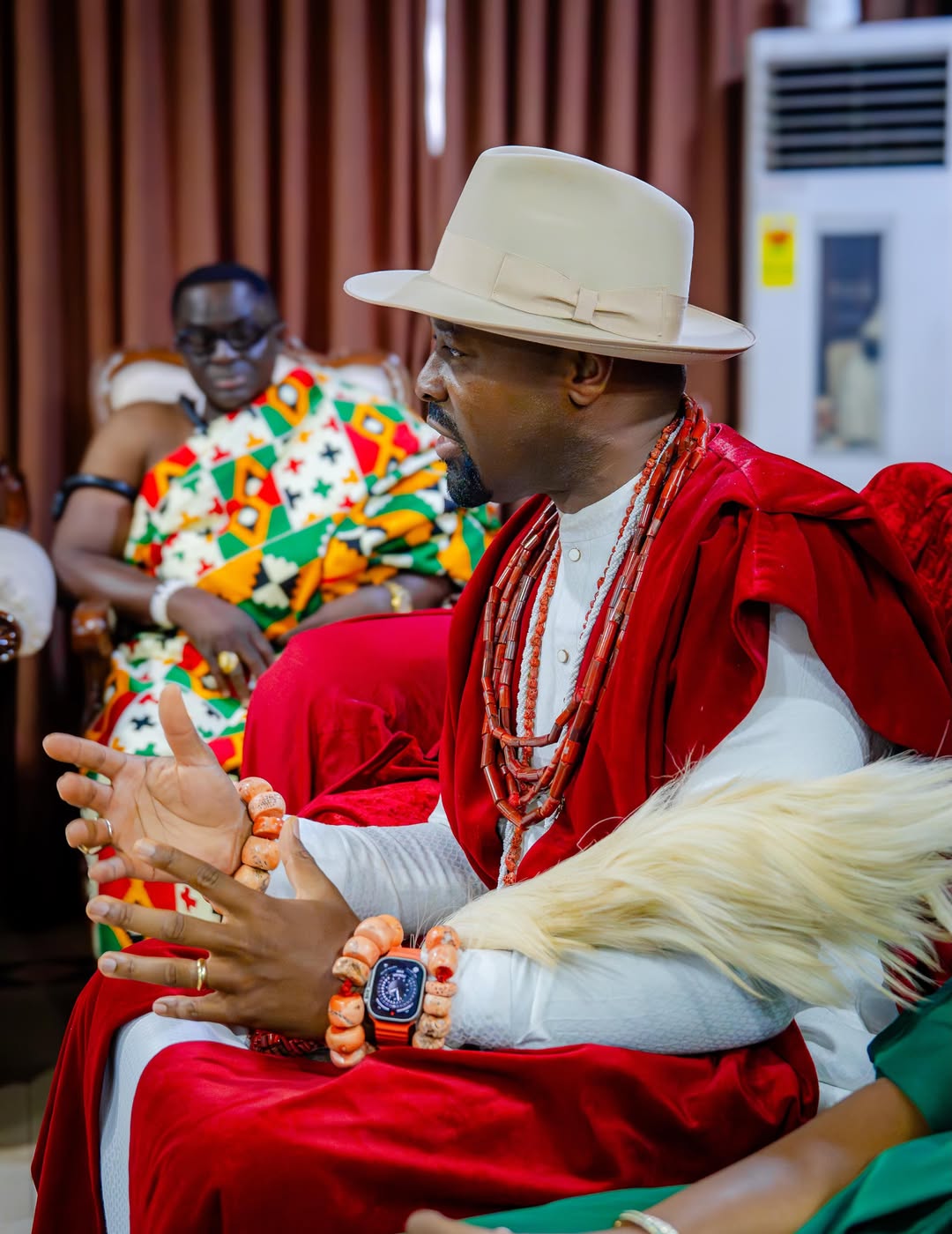 Ogiame Atuwatse III honouring the Ga Mantse