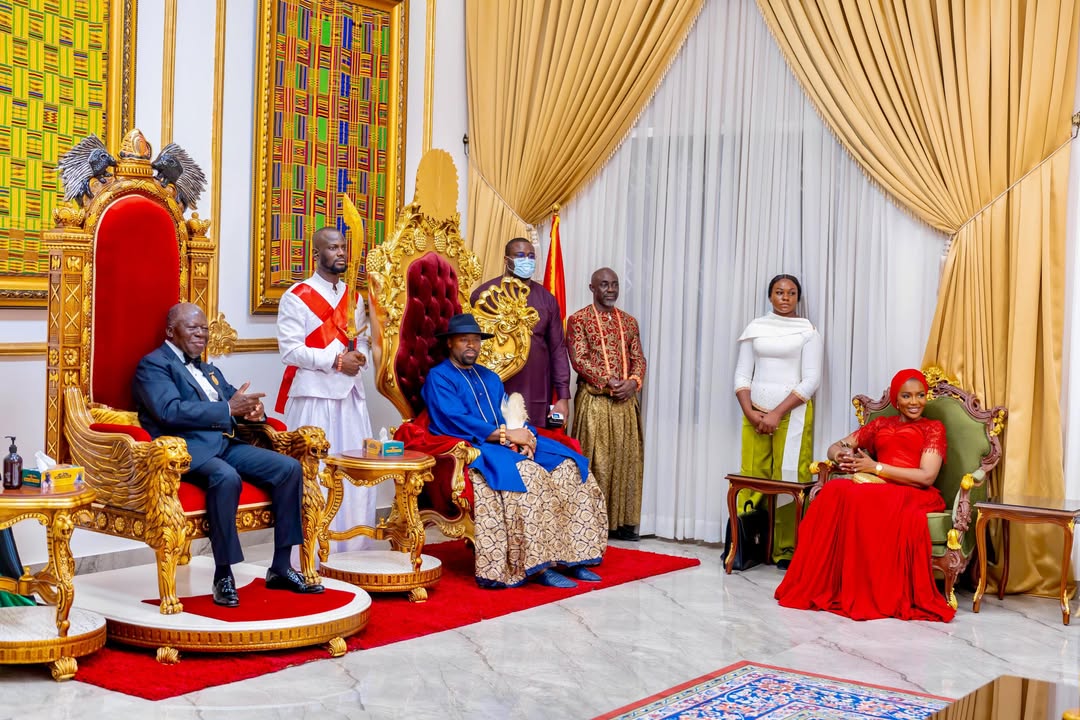 Ogiame Atuwatse III at the Celebrating a Pillar of Peace dinner
