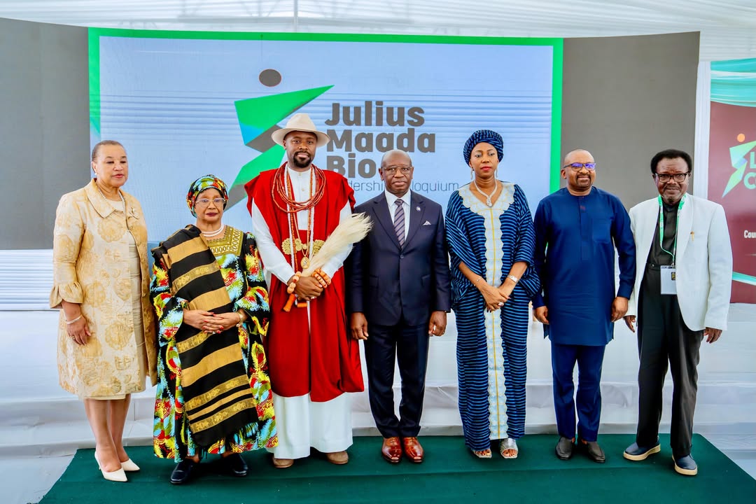 Ogiame Atuwatse III and distinguished colloquium participants