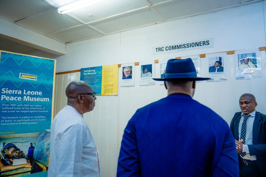 Ogiame Atuwatse III visiting the Sierra Leone Peace Museum