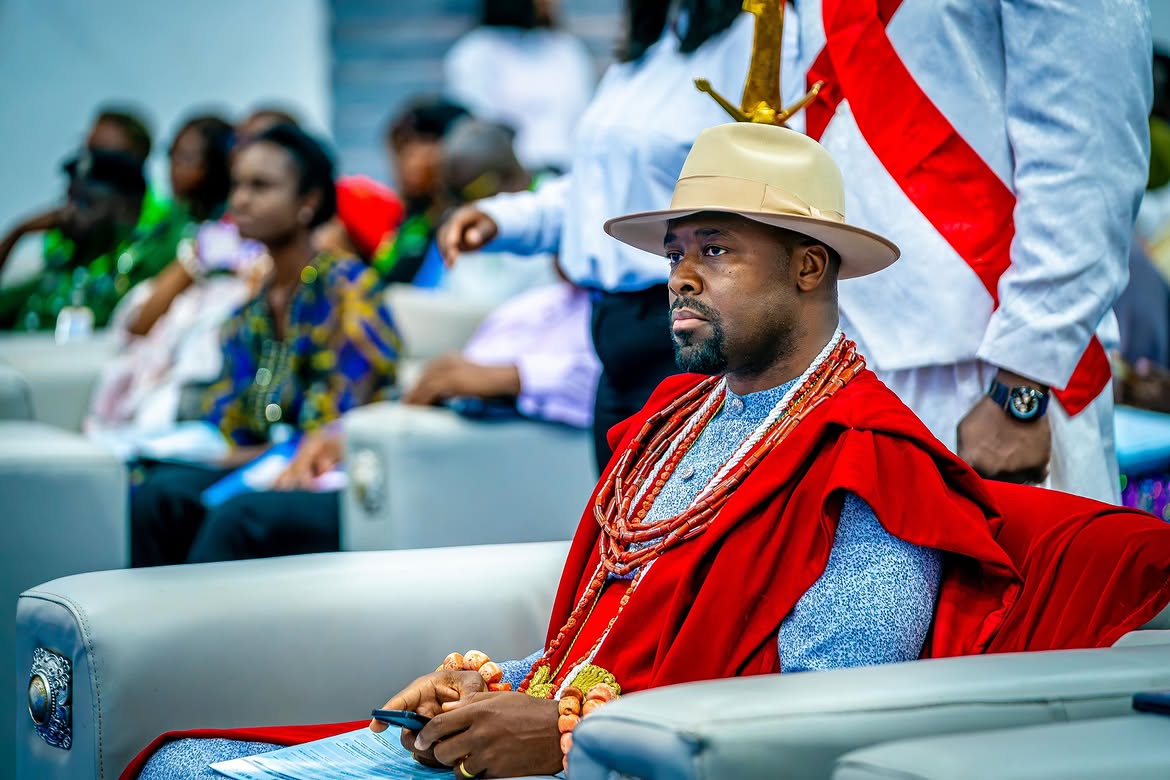 Ogiame Atuwatse III seated during the summit proceedings